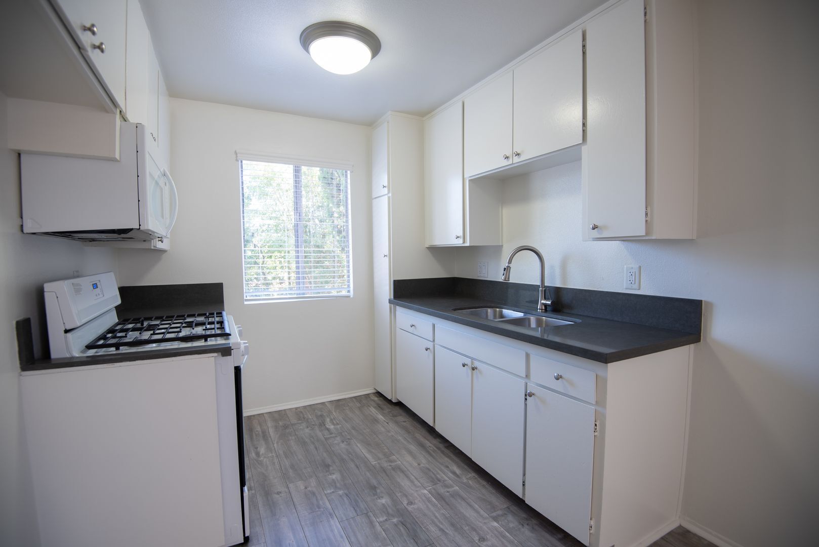 Building Photo - 6954 Woodman Ave