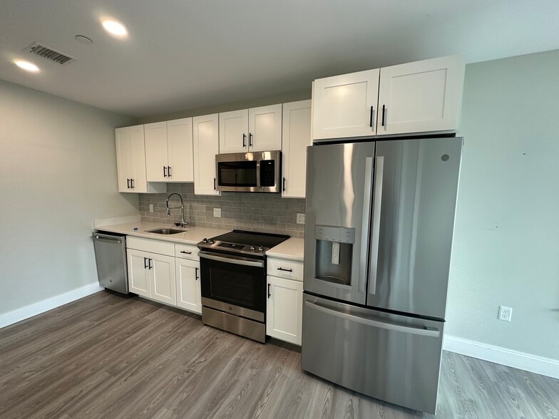 Building Photo - 206 Old Colony Ave