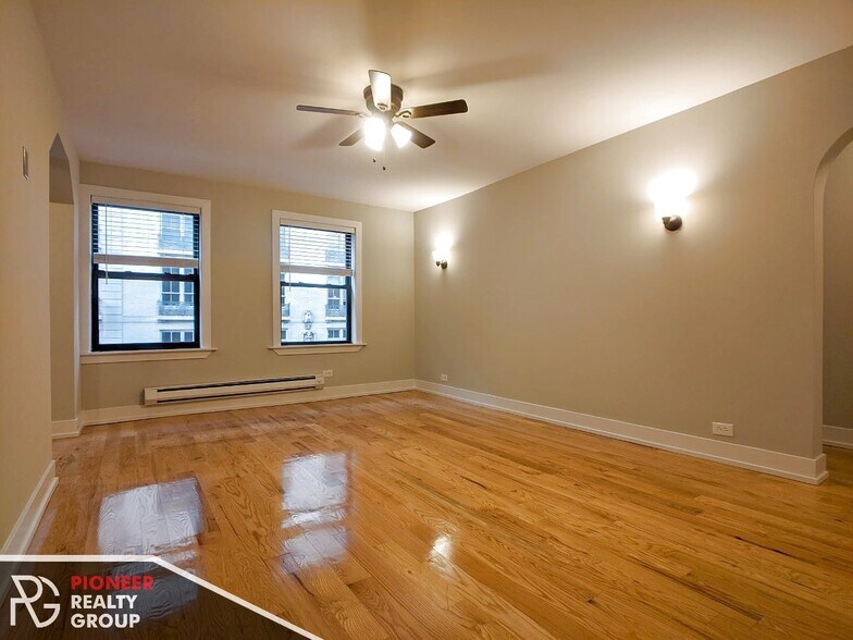 Building Photo - 429 W Roscoe St