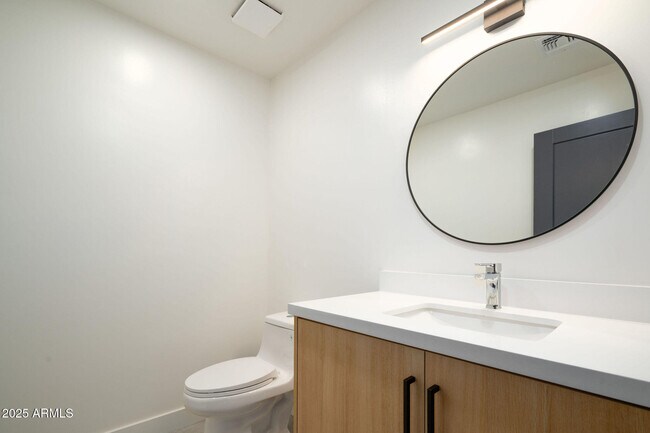 Building Photo - 2439 E Lincoln Cir