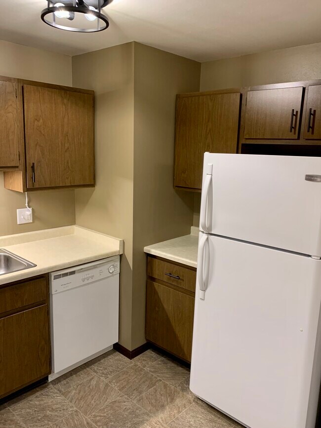 Building Photo - 1614 E Harding Dr