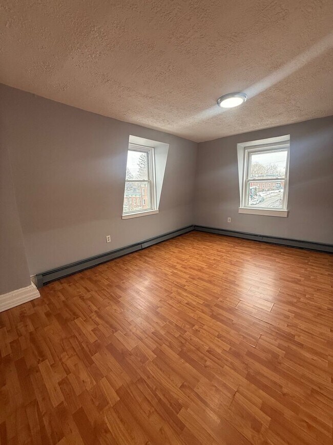 Building Photo - 104 Dubois St