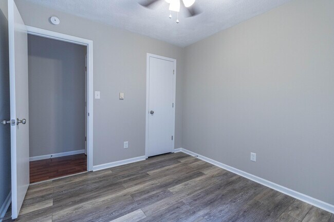 Building Photo - 1655 W Amos Dr