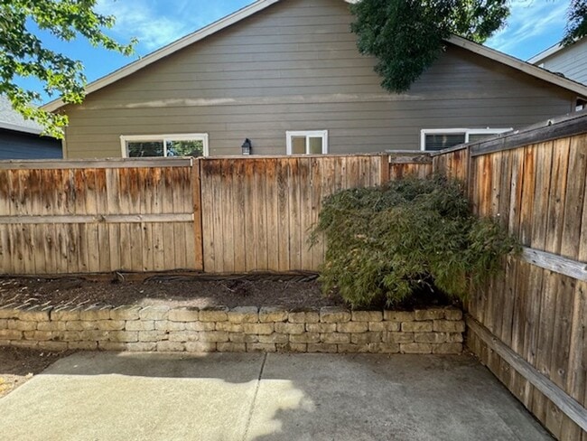 Building Photo - COME HOME TO COMFORT TO THIS 3 BEDROOM HOM...