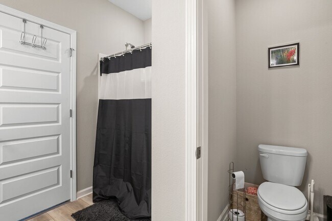 Building Photo - 6686 Sun Tree Cir