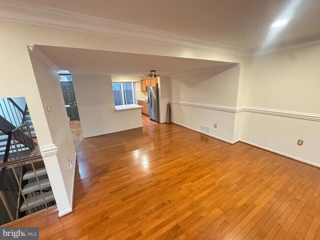 Building Photo - 9250 Three Oaks Dr