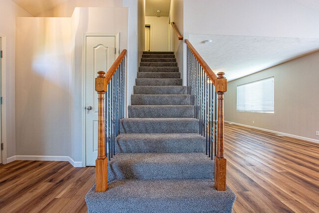 Building Photo - Extremely Spacious 3 Bedroom / 2.5 Bath Home in Bellevue!