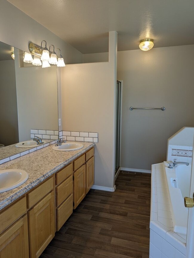 Building Photo - Park Like Setting