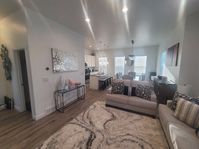 Building Photo - "Spacious 4-Bed Townhouse with Scenic View...