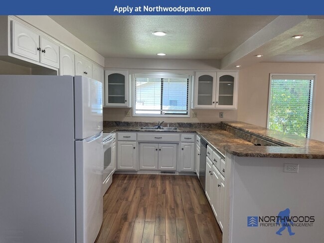 Building Photo - Charming 3 Bedroom 2 Bath Home in Very Nic...