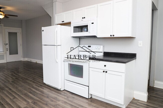 Building Photo - 11th Avenue NE Duplex