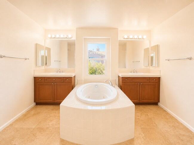 Building Photo - Spacious 5 (or 6) Bedroom House with attached ADU in Winchester for Rent