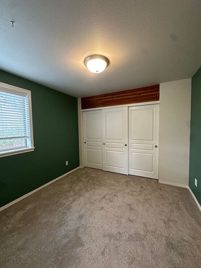 Building Photo - 25 SW Roosevelt Ave