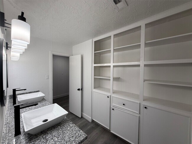 Building Photo - 1111 Caspian Ln