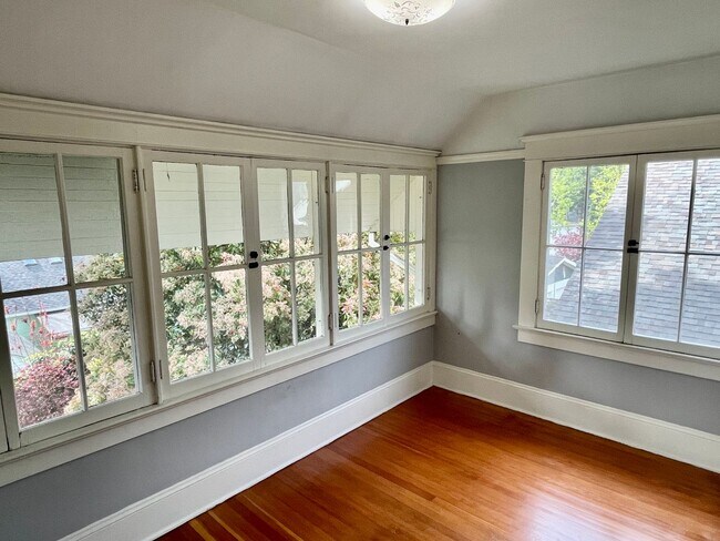 Building Photo - Coveted Laurelhurst Craftsman, Detached Garage, A/C, Hardwoods...A Rare Listing!