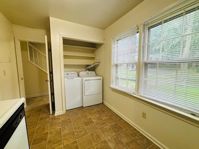 Building Photo - 3 Bedroom 2.5 Bath Townhouse