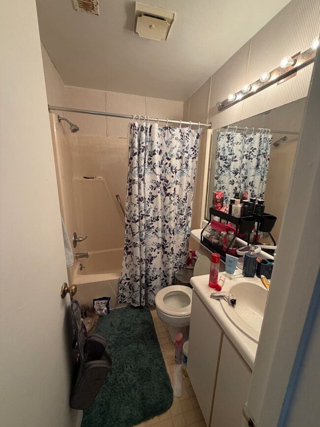 Building Photo - Convenient Condo Near Virginia Tech