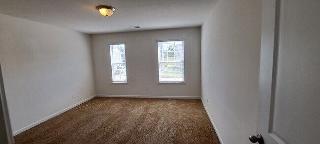 Building Photo - 1527 Sergeant Ln