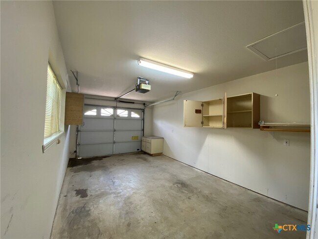 Building Photo - 570 Beverly Ln