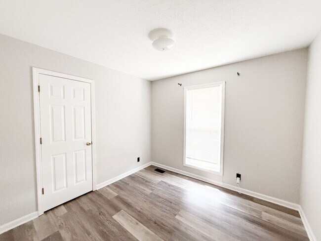 Building Photo - 3 Bedroom 2 Bathroom Home!