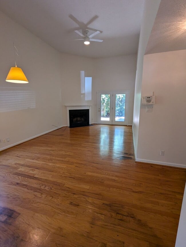 Building Photo - Beautiful townhouse with lakeside views, convenient to Chapel Hill and Durham!