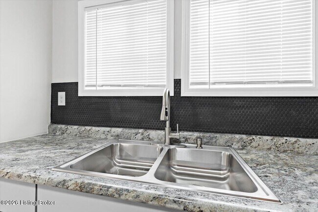 Building Photo - 1018 S 47th St