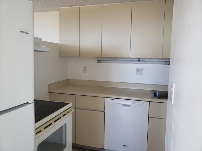 Building Photo - Century Park Plaza Condo - 1 bedroom, 1 bath, 1 parking - Avail 09/01/2026