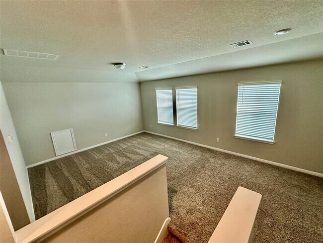 Building Photo - 906 Main St