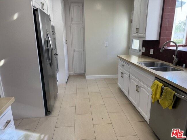 Building Photo - 424 S Roxbury Dr