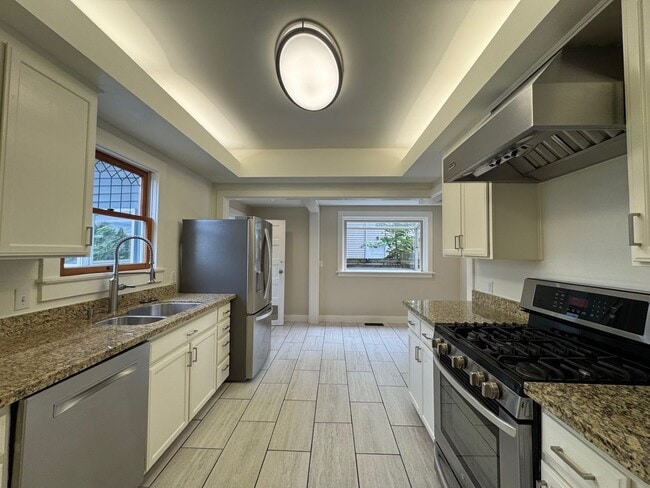 Building Photo - Warm & cozy 5 bed 2.5 bath home in the hea...
