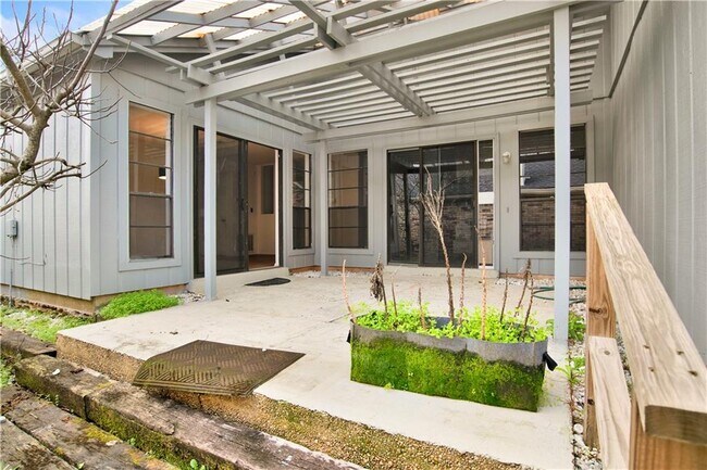 Building Photo - 6071 Highland Cir N