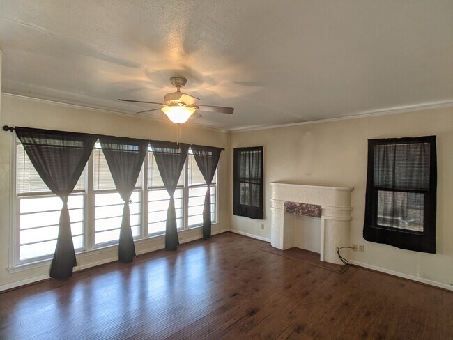 Building Photo - 1428 Axtell St