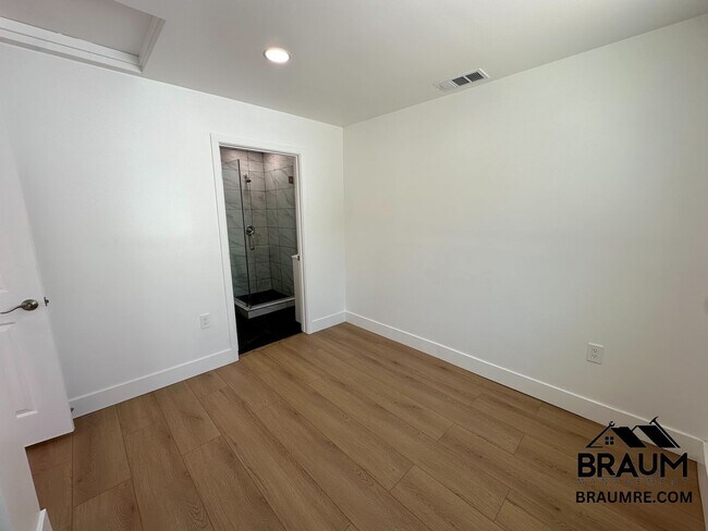 Building Photo - 1111 S Crest Dr