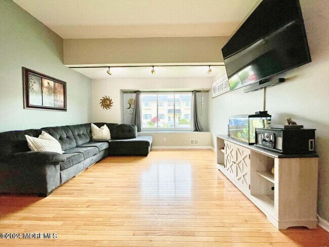 Building Photo - 562 Clubhouse Dr