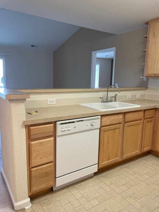 Building Photo - 2 bed/2 bath 2nd-floor condo in Lakeshores at Centerra.