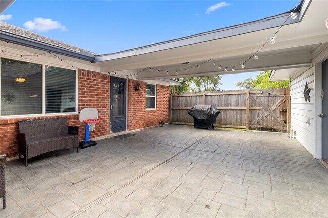 Building Photo - 5842 Silver Frst Dr