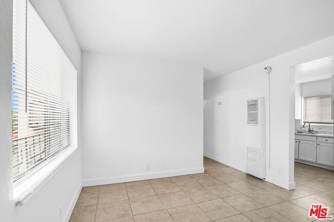 Building Photo - 959 S Soto St
