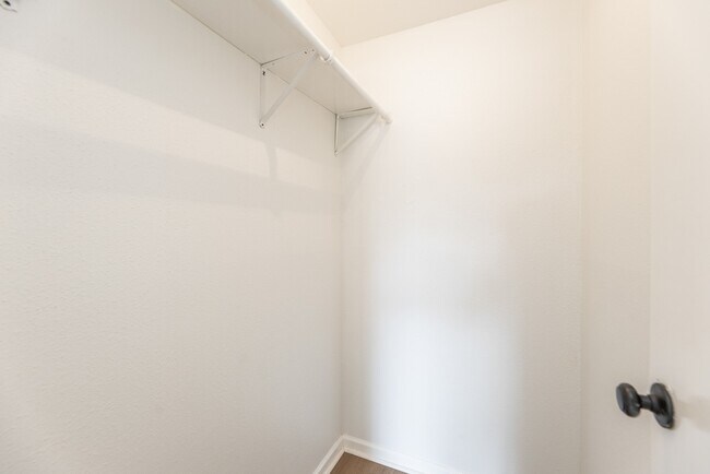 Building Photo - 3900 Woodchase Dr