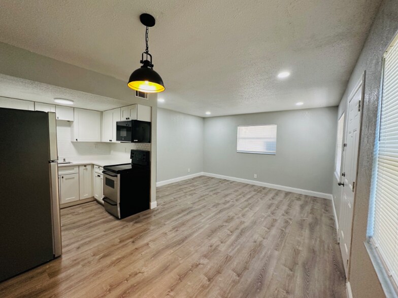 Building Photo - 618 93rd Ave N