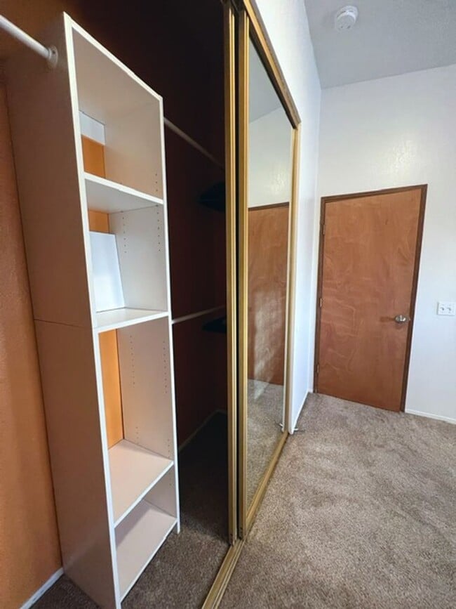 Building Photo - Spacious & Bright Top Floor Condo in East Anchorage, Close to Base + W/D In Unit!