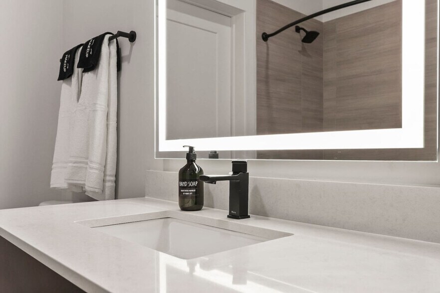 Building Photo - 2317 W Grace St