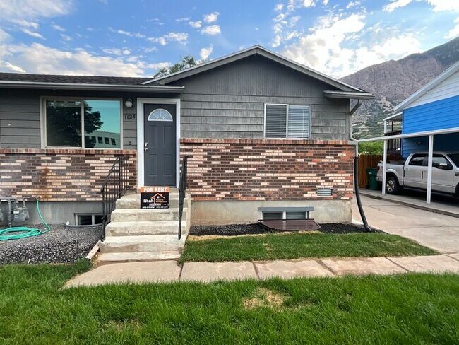 Building Photo - 4 Bedroom 2 Bath Twin Home -Fenced Yard-Dog Friendly
