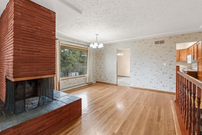 Building Photo - 5 Bed 2 Bath Spacious 3200 sq/ft Lower South Hill brick rancher property