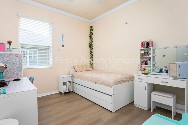 Building Photo - 409 Los Caminos Street