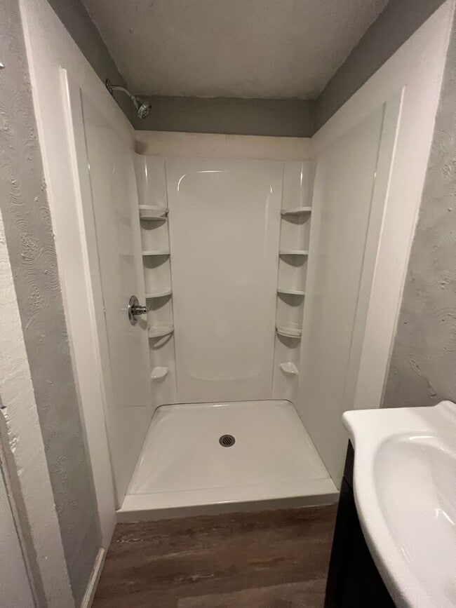 Building Photo - PRE-LEASING!! - AVAILABLE 7/10/26- Two Bedroom/ 1 Bathroom House