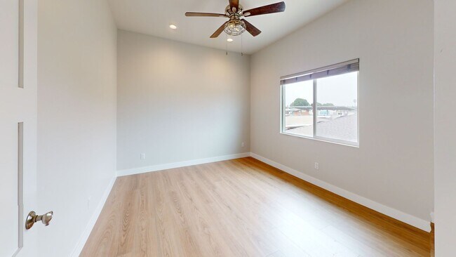 Building Photo - Move-in Special $500 Off*