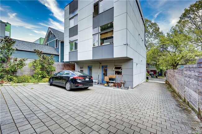 Building Photo - Modern newer construction townhouse in pop...