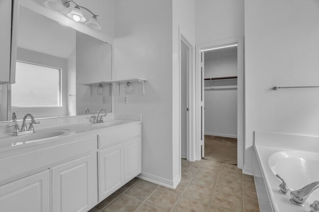 Building Photo - 513 Renee Dr