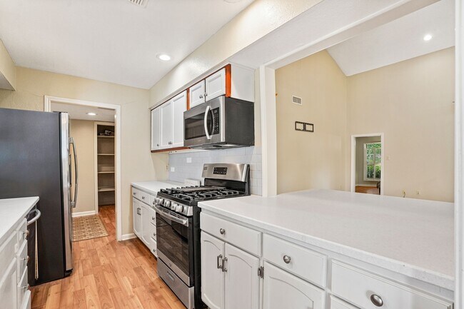 Building Photo - 9 Lakeview Manor