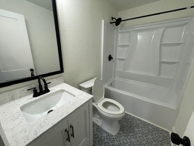 Building Photo - Recently Renovated 2 Bedroom Apartment in ...